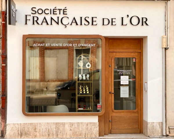 Devanture de l'agence Société Française de l'Or à Fontainebleau, 7 rue de la Paroisse